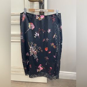 VICTORIA SECRET SILK SKIRT / NEW WITHOUT TAGS / NEVER WORN